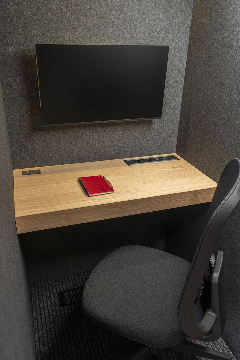 MEAVO Workstation interior with desk, chair and monitor